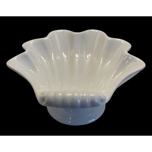 Vintage Shell Shaped Milk Glass Candy or Soap Dish Anchor Hocking - Picture 1 of 9